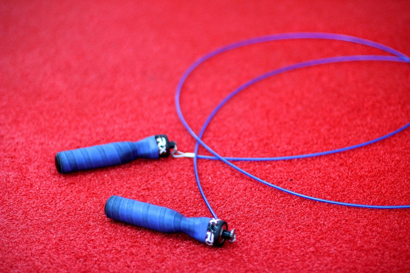 woman jump rope cardio